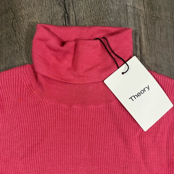 NEW | THEORY Leenda Short-Sleeve Turtleneck in Regal Wool - Picture 4 of 7